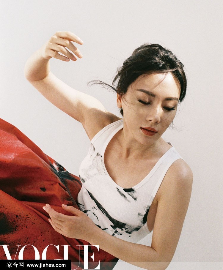 陈数身着修身礼服勾勒曼妙身姿，在光影交错间彰显精致奢华的高级感