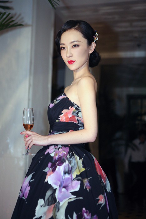 霍思燕侧身回眸，碎花裙摆如瀑布般倾泻而下