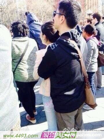 刘强东在会议间隙与身旁的章泽天低声交流，神情专注而认真