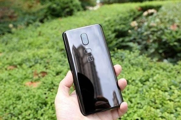 嘿，你问我那台老将一加6手机怎么样？今儿咱就唠点实在的