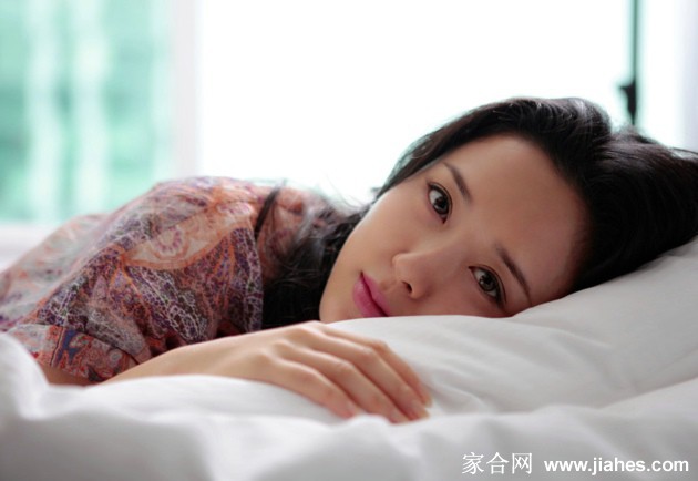 颜丹晨置身于简约空间，光影塑造出立体而柔和的影像