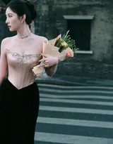 吴优身穿黑色抹胸礼服侧身而立，颈部线条优雅如天鹅，肌肤在光影下宛若凝脂