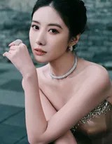 吴优优雅转身，裙摆划出优美弧线，背部优美的蝴蝶骨与肩线在灯光下清晰可见