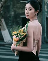 吴优与嘉宾互动交谈，姿态放松而优雅，举止间流露出良好的修养与亲和力