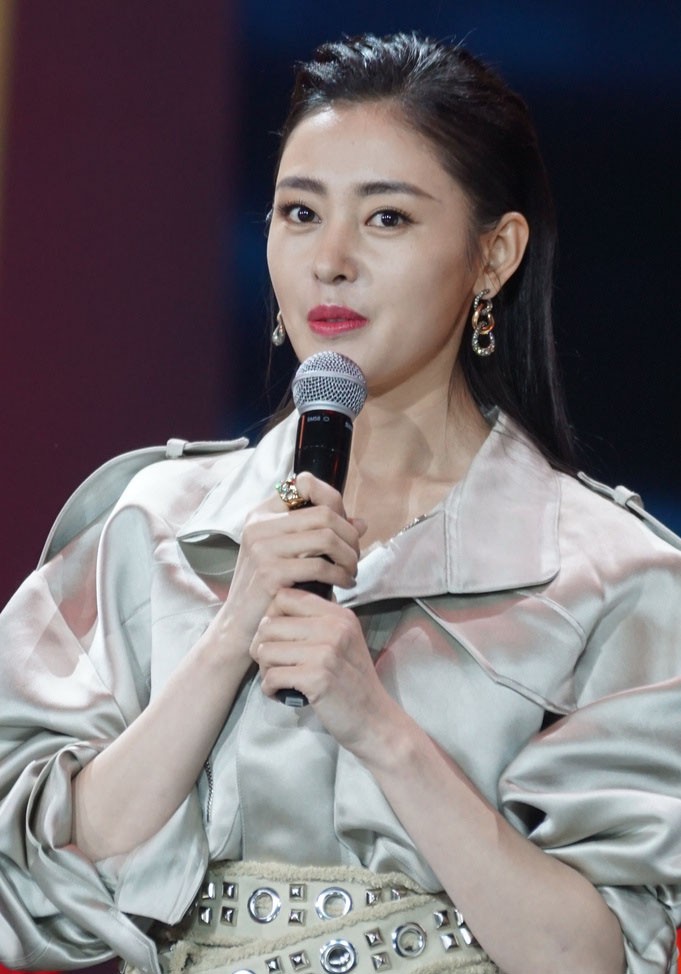 张天爱优雅端坐浅笑嫣然 气质如兰尽显温婉风情