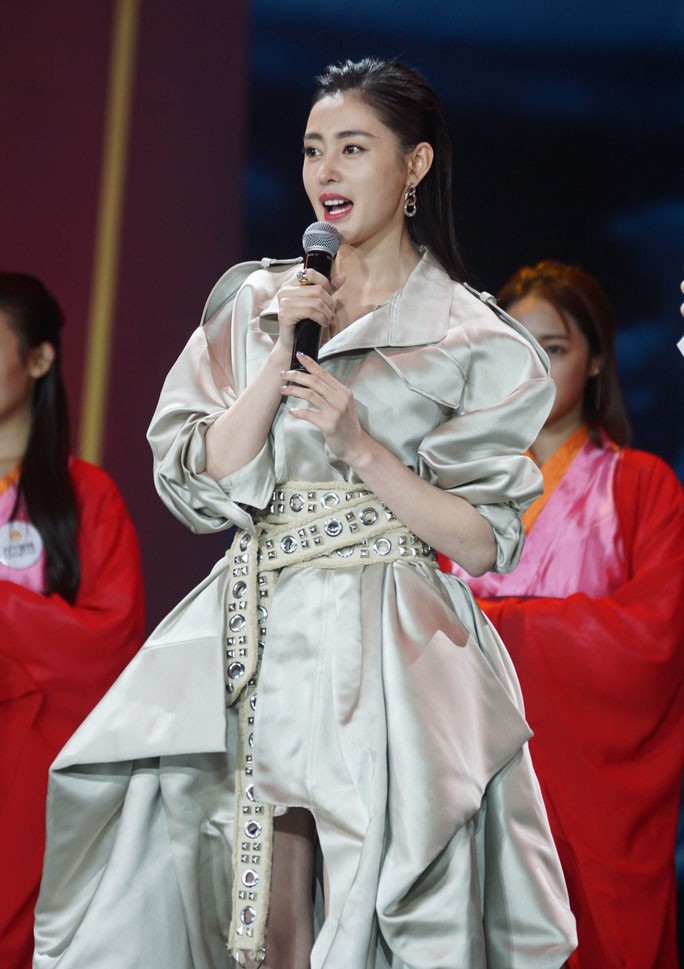 张天爱身着露背礼服长腿轻迈 裙摆摇曳似暗夜流光