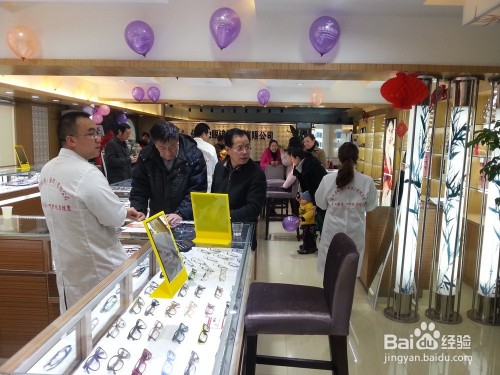 在眼镜店上班怎么样？俺这个干了五年的老伙计跟你唠点实在的