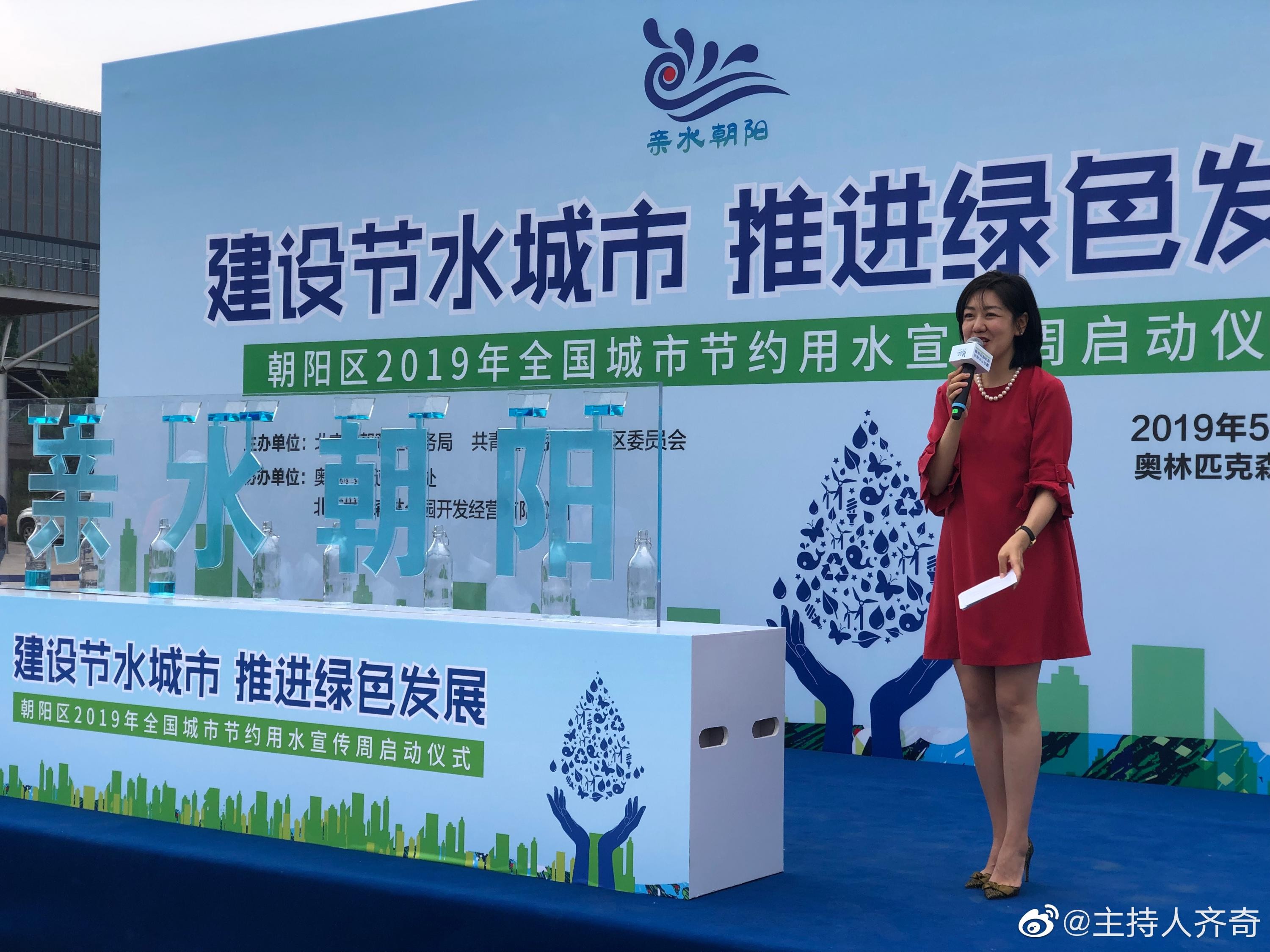 齐奇漫步于光影交织的走廊，白色丝袜与牛仔短裤的搭配充满青春动感