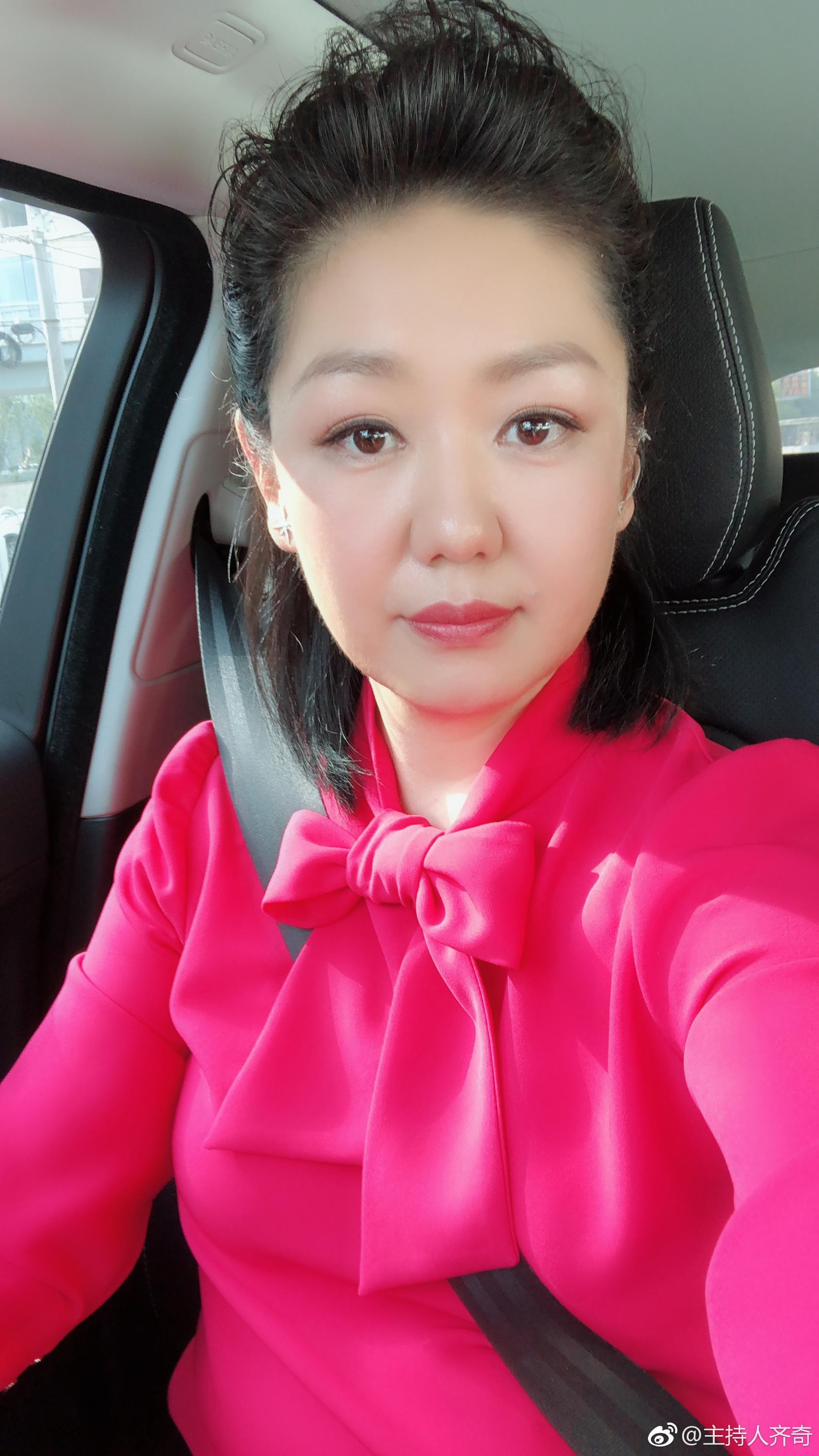 齐奇双腿微曲倚墙而立，肉色丝袜在逆光中呈现半透明质感，轮廓如剪影般优美