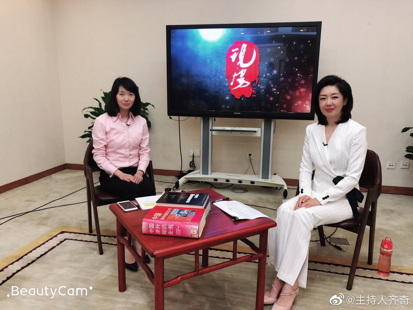 近距离特写齐奇腿部线条，肉色丝袜的细腻纹理与肌肤完美融合，展现极致柔美