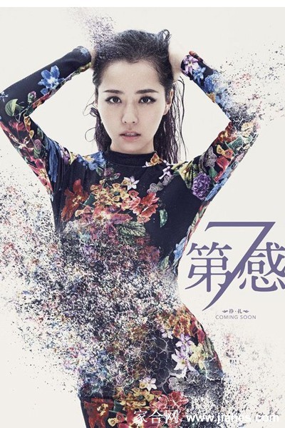 张靓颖身穿华丽服饰，在暖金色调的光晕下回眸，散发出迷人而温暖的浪漫气息。
