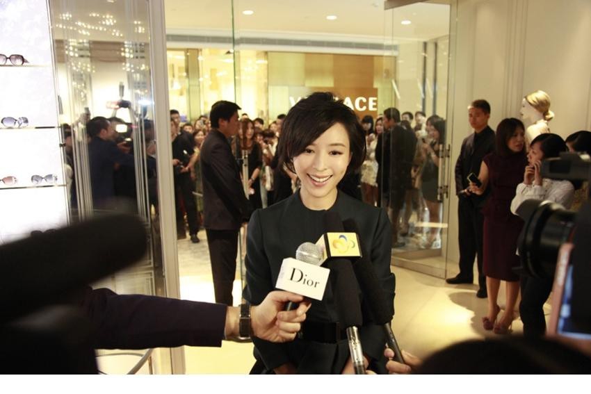 张静初侧身回眸，黑色蓬蓬裙摆如花瓣层层绽放，眼神温柔似水