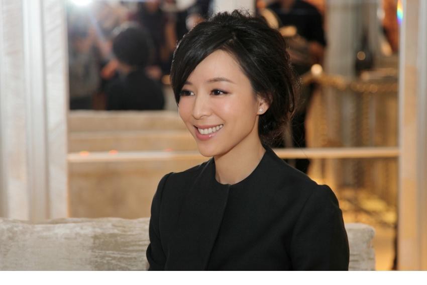 光影勾勒张静初优雅轮廓，黑色纱裙在灯下泛起柔和光泽，如梦似幻