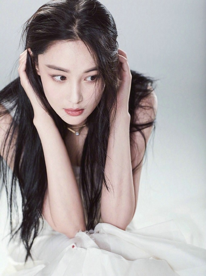 镜头特写张馨予优雅的颈部与锁骨线条，肌肤在黑白光影下宛如瓷器，散发着含蓄的性感魅力