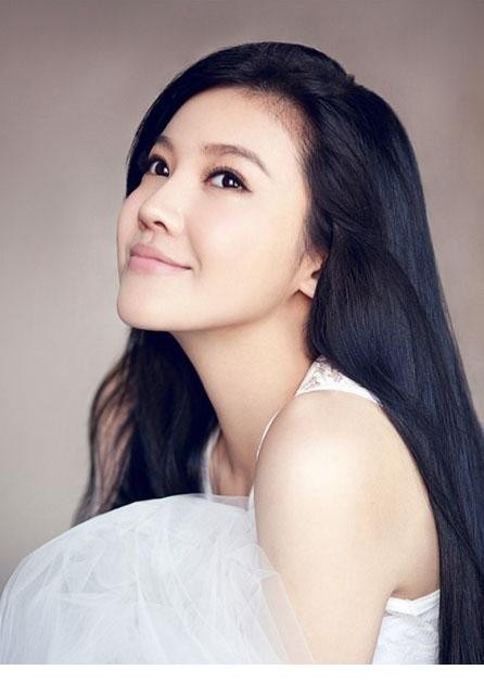 杨子姗身着简约服饰立于光影中，眼眸清澈如初晨露珠