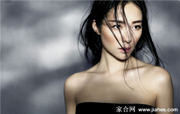 江一燕身穿黑色露背礼服，背影线条优美挺拔，宛如一只自信优雅的黑天鹅