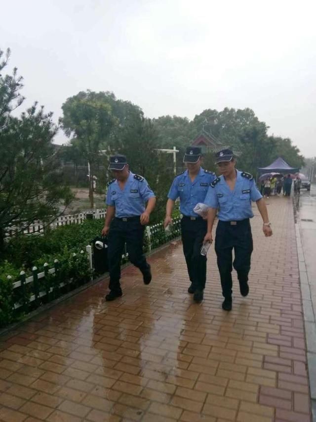 富士康保安的饭碗：是守着“铁栅栏”的轻松差事，还是看不到头的职业围城？