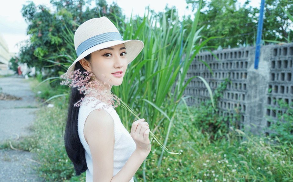 景甜闭目感受微风，愉悦神情与柔和光线交织出静谧时光