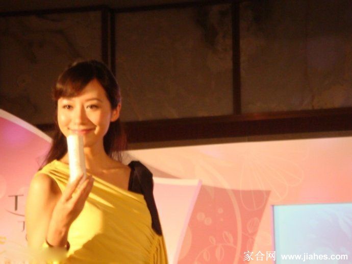 韩雪与品牌方代表并肩而立，共同展示产品，笑容灿烂如花