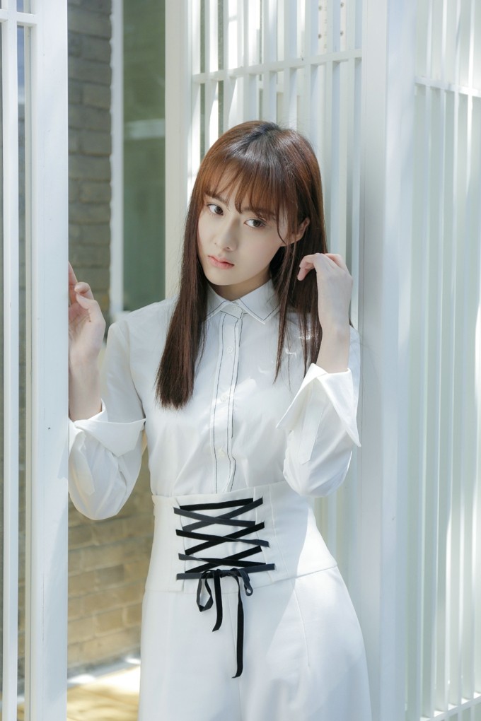 曹曦月回眸间眼神清澈透亮，如同林间小鹿，捕捉到一瞬间未经雕琢的纯真与好奇