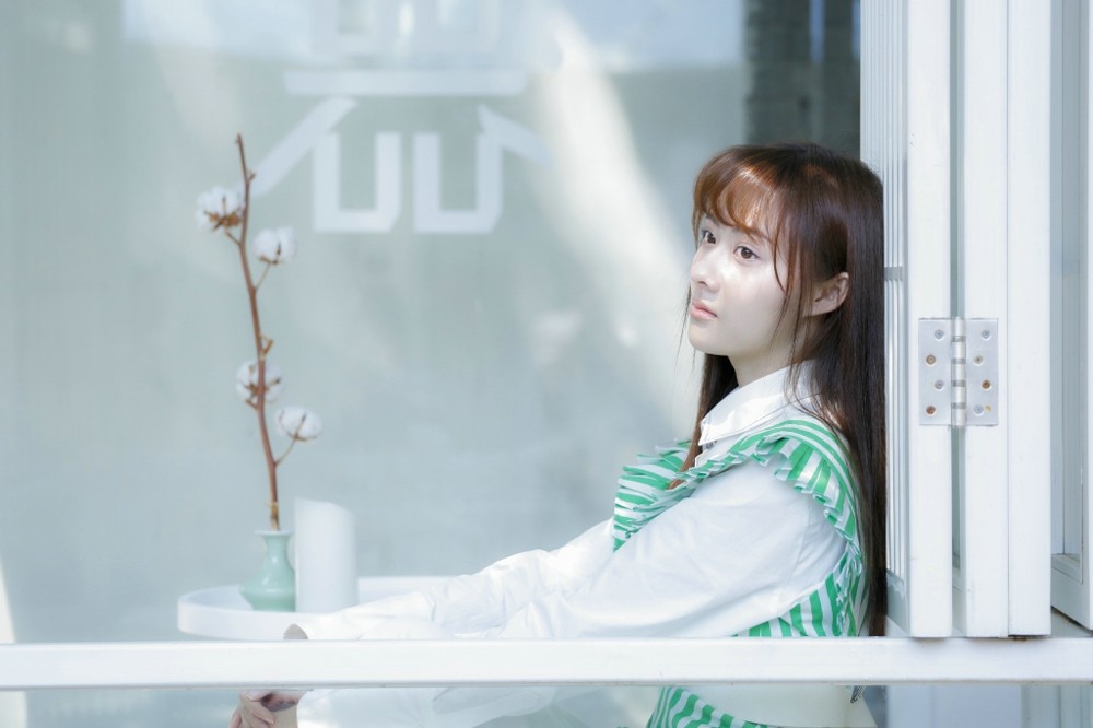 曹曦月展露灿烂笑颜，宛若盛夏清风拂过，极具感染力的笑容瞬间点亮了整个静谧的空间