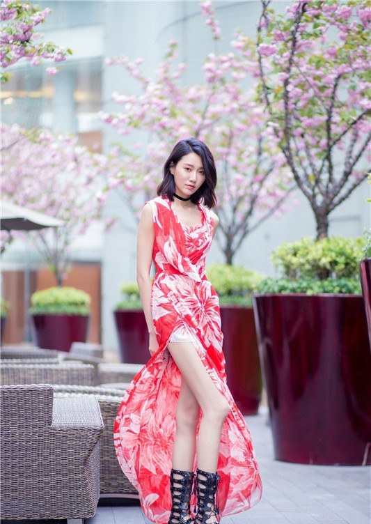 李斯羽侧身凝视窗外，柔和的自然光勾勒其精致侧颜与优雅天鹅颈