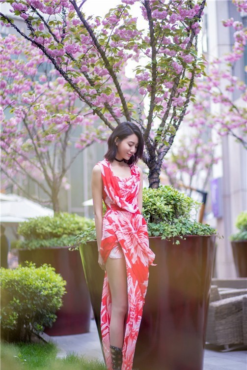李斯羽轻倚窗边姿态放松，温暖阳光洒落周身营造出静谧慵懒的氛围