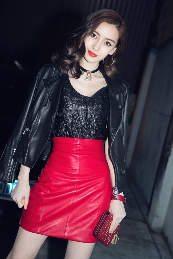 杨颖手持复古电话摆拍，黑色背景中一抹亮红格外耀眼，演绎摩登女郎的故事