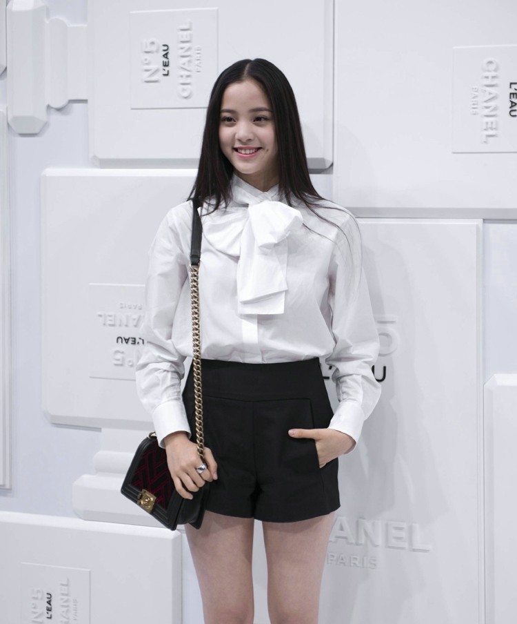 欧阳娜娜举止优雅大方，尽显其与生俱来的高贵与甜美气质