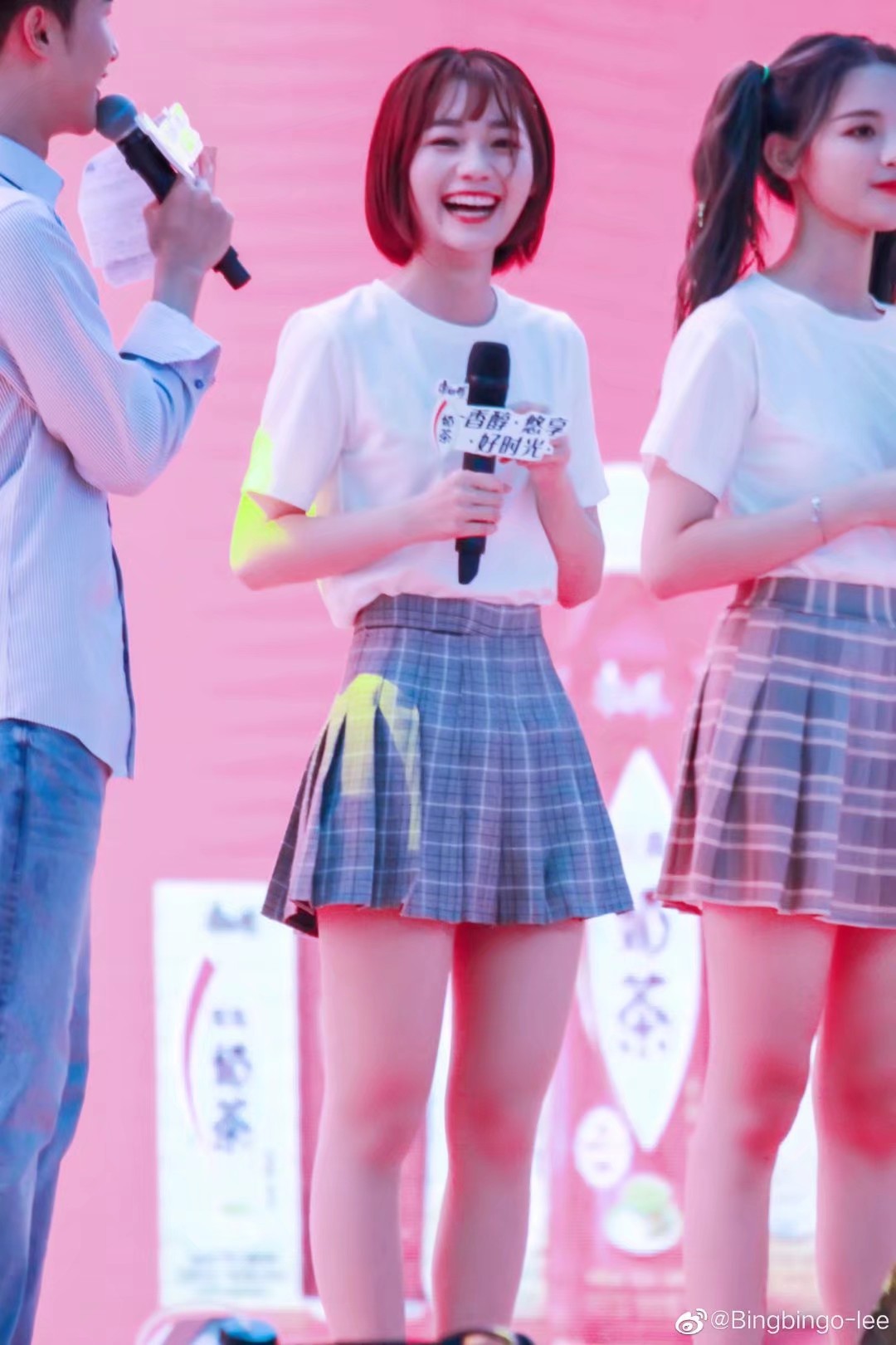 段奥娟结束演唱鞠躬致谢，姿态优雅满怀感激
