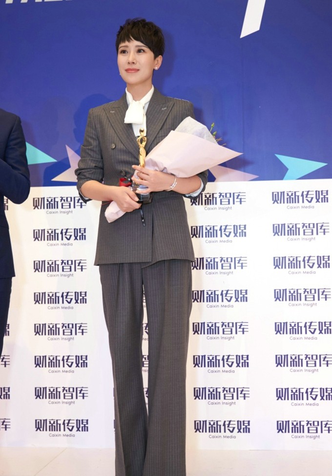 海清黑色礼帽搭配蕾丝长裙演绎高雅名媛风范