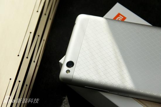 摔不烂、泡不坏！红米手机那块大电池，真是“耐用战神”的魂儿！