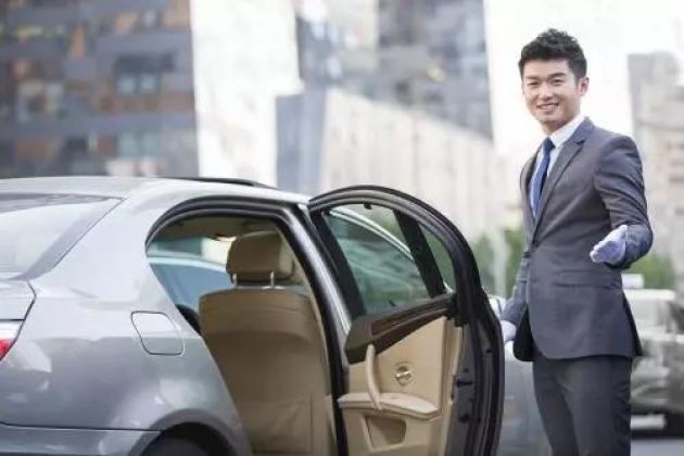 方向盘上的抉择：开专车，真是门好营生吗？