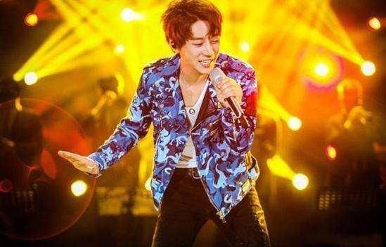 歌手的“怎么样”：在掌声与寂静中寻找自己的节拍