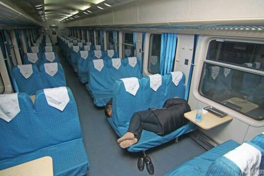 火车硬座真实体验大揭秘：省钱之旅还是“铁腚”修行？