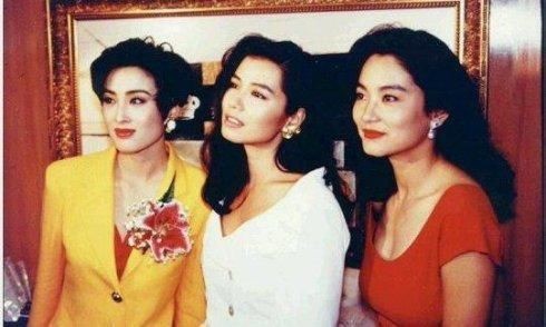 周星驰63岁终身未娶，林允却成“法定妻子”？从零互动到亲如父女，这16字差评揭秘背后真相
