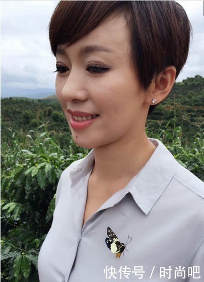 欧阳夏丹近况曝光：晒工作证辟谣移民，48岁活成人生赢家