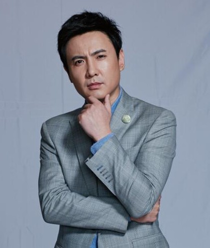 沈腾悬崖攀岩综艺瘫软反差大，票房滑铁卢400亿神话还灵吗？