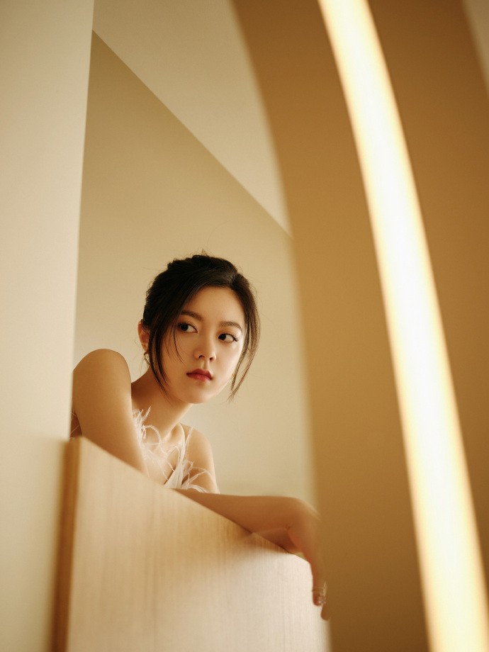赵今麦短发杀疯！MiuMiu争议背后的转型真相